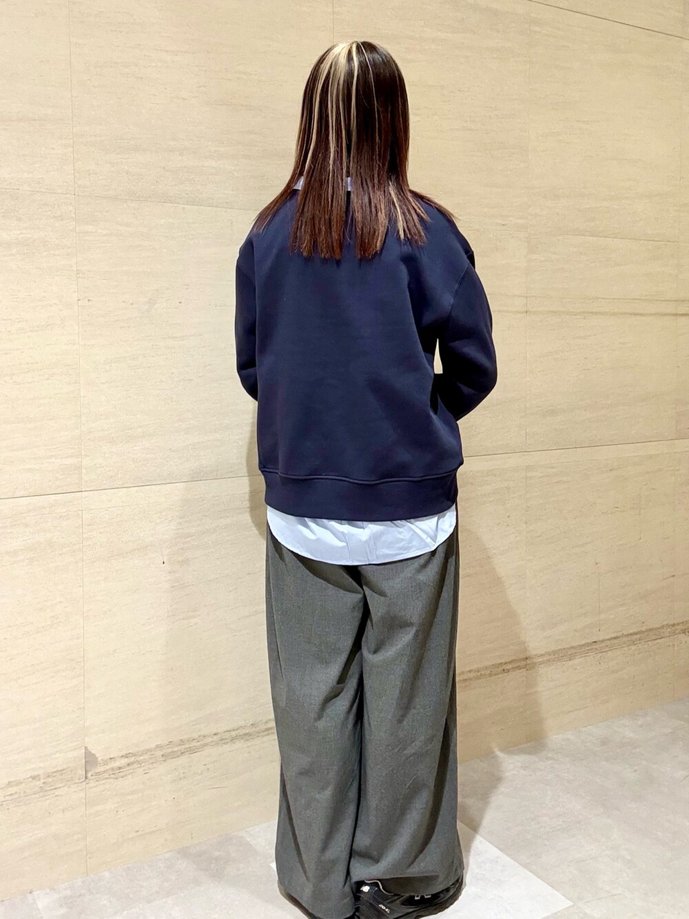 グレー系のショルダーバッグ、ブルー系のシャツ/ブラウス、グレー系のその他パンツを着用したレディースの秋コーディネートの3枚目の写真