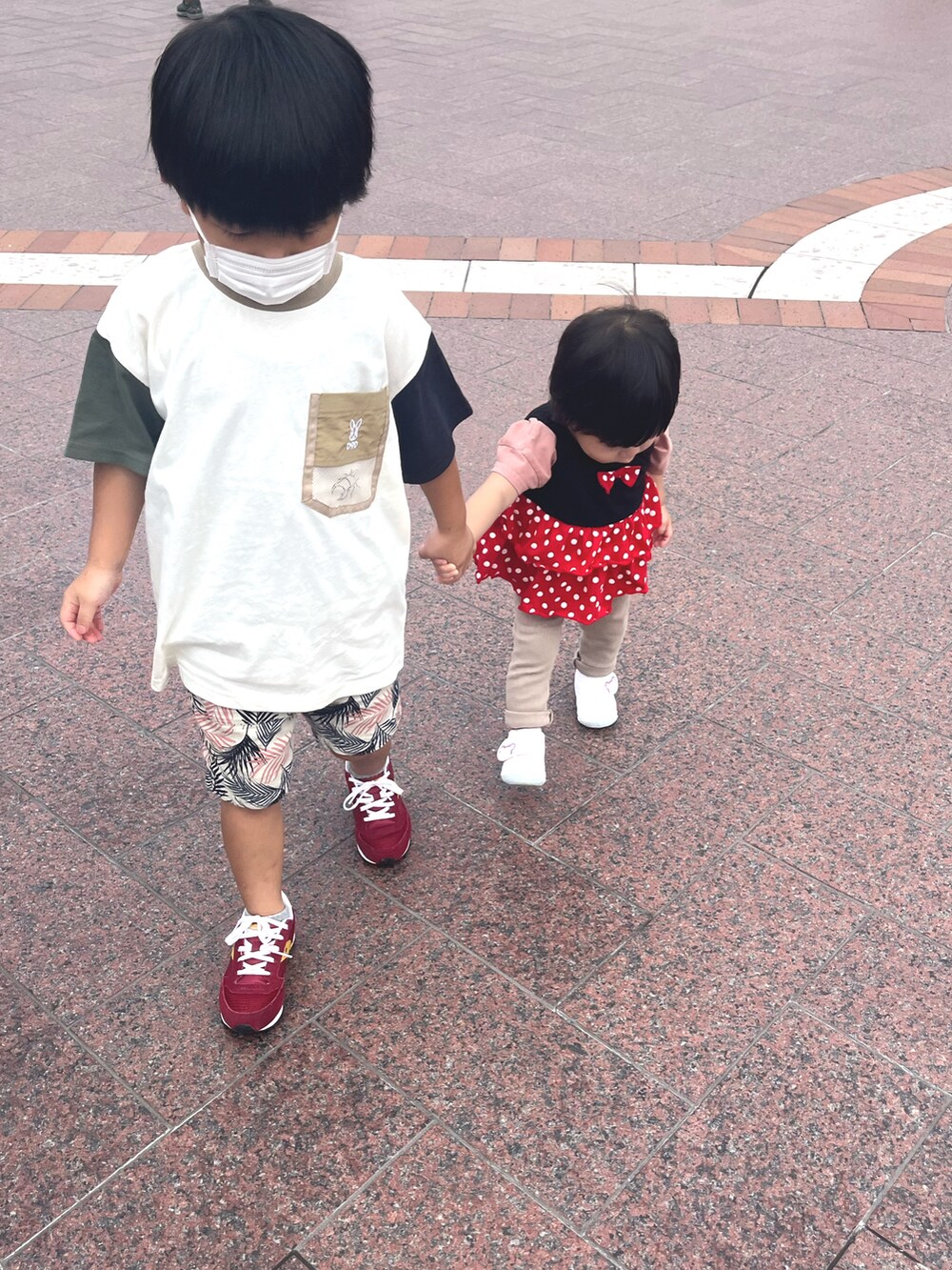 ホワイト系のTシャツ/カットソー、レッド系のスニーカーを着用したキッズの夏コーディネートの3枚目の写真