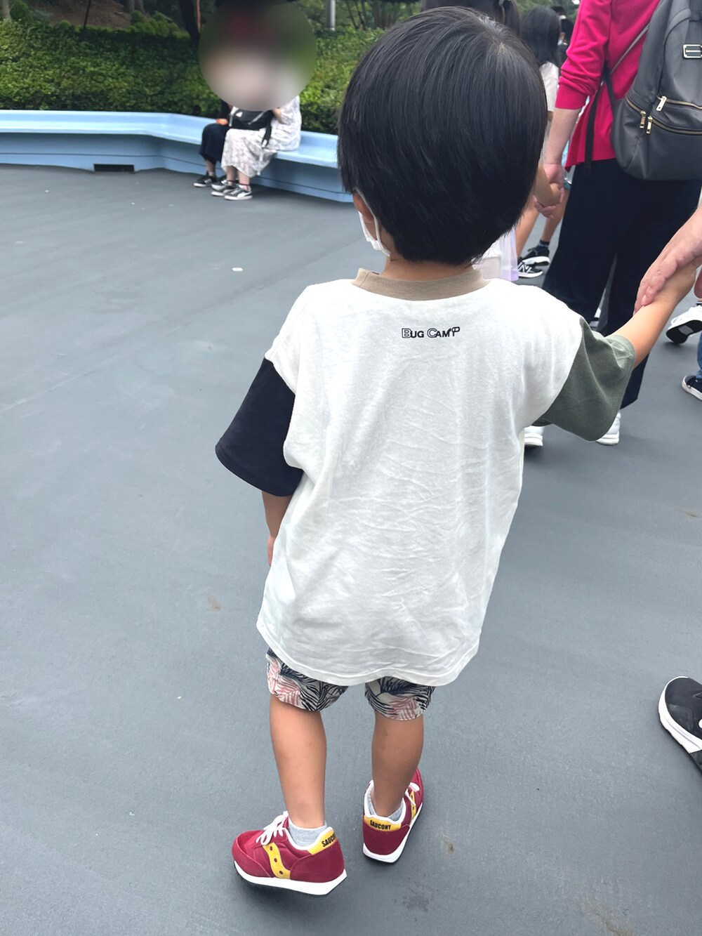ホワイト系のTシャツ/カットソー、レッド系のスニーカーを着用したキッズの夏コーディネートの2枚目の写真