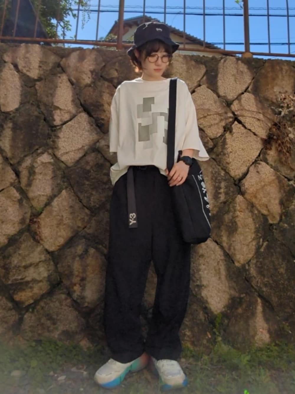「バケットハット、モノトーン、ビッグシルエット、ビッグT、ワイドパンツ、スニーカー、トートバッグ」｜「antiquaの裾タックパンツ（その他パンツ、ブラック系）」を使った、あゆみっくすさん（レディース・164cm）の春コーディネートの2枚目の写真