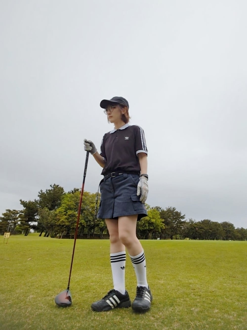 「ゴルフ、ゴルフウェア、スポーツミックス、ポロシャツ、キュロット、スニーカー、キャップ、ハイソックス、ショートパンツ、ハーフパンツ、アウトドアスタイル」|「adidasのアディカラー クラシックス スリーストライプス ポロシャツ / アディダスオリジナルス adidas Originals(ポロシャツ、ブラック系)」を使った、あゆみっくすさん(レディース・164cm)の春コーディネートの2枚目の写真