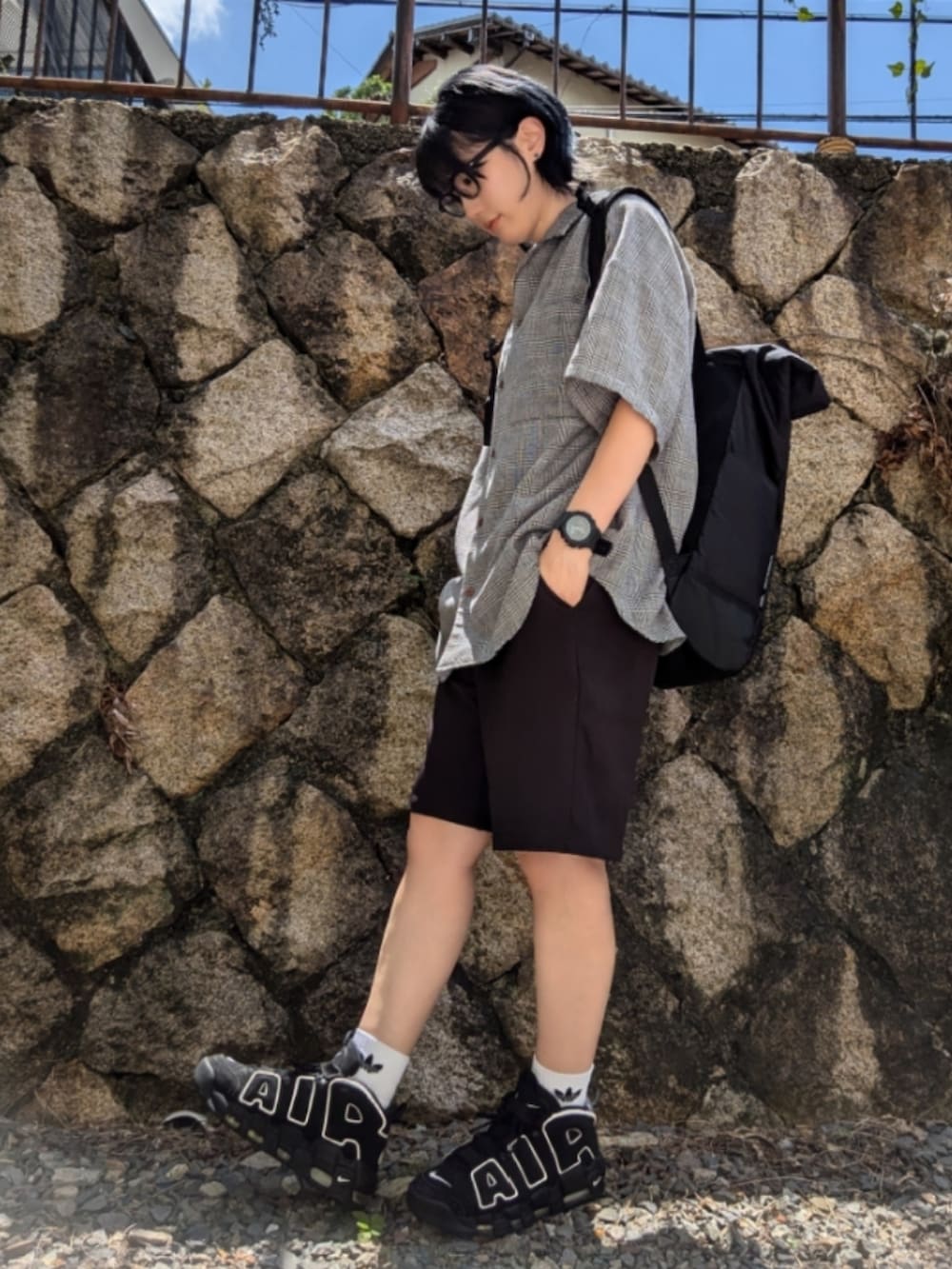 「シャツスタイル、ハーフパンツ、モノトーン、スニーカー、めがね、メンズライク、チェックシャツ」｜「neosのハーフパンツ（その他パンツ、ブラック系）」を使った、あゆみっくすさん（レディース・164cm）の夏コーディネートの2枚目の写真