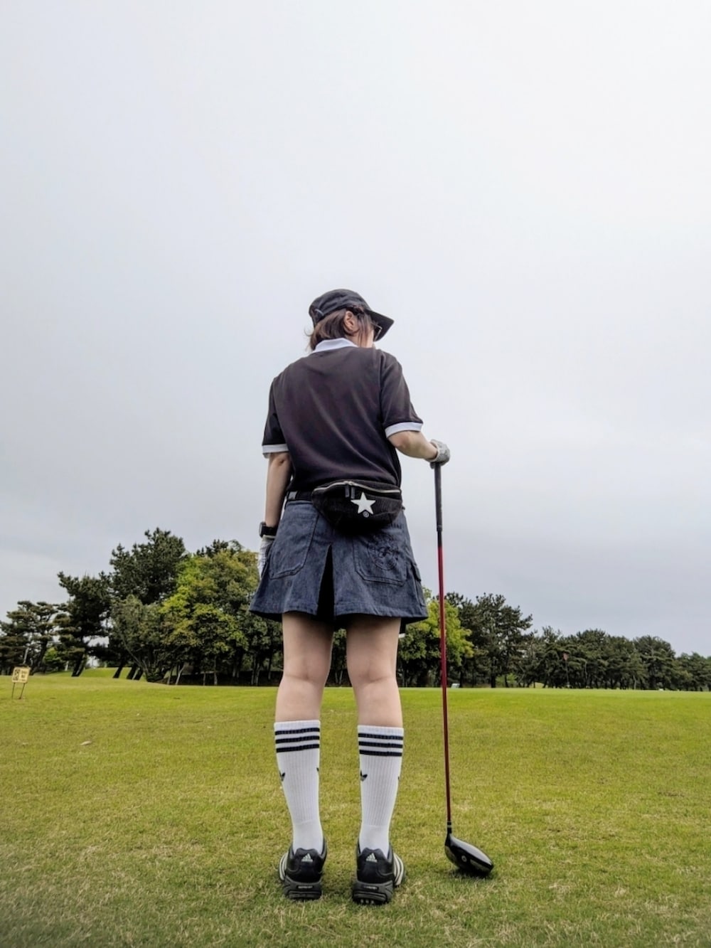 「ゴルフ、ゴルフウェア、スポーツミックス、ポロシャツ、キュロット、スニーカー、キャップ、ハイソックス、ショートパンツ、ハーフパンツ、アウトドアスタイル」|「adidasのアディカラー クラシックス スリーストライプス ポロシャツ / アディダスオリジナルス adidas Originals(ポロシャツ、ブラック系)」を使った、あゆみっくすさん(レディース・164cm)の春コーディネートの3枚目の写真