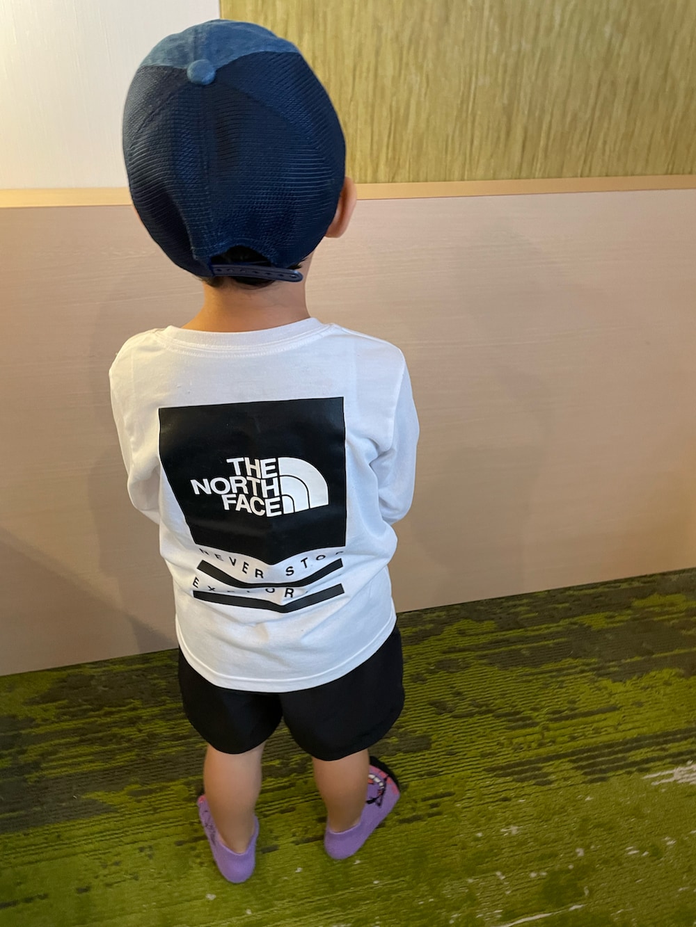 「秋服、カジュアルコーデ、ラフ、キッズコーデ、キッズファッション、ラクチンコーデ」｜「THE NORTH FACEのザ ノース フェイス THE NORTH FACE Kids Square Logo Mesh Cap(キッズスクエアロゴメッシュキャップ)（キャップ、ブルー系）」を使った、EBIHARA    NOZOMIさん（キッズ・100cm）の秋コーディネートの2枚目の写真