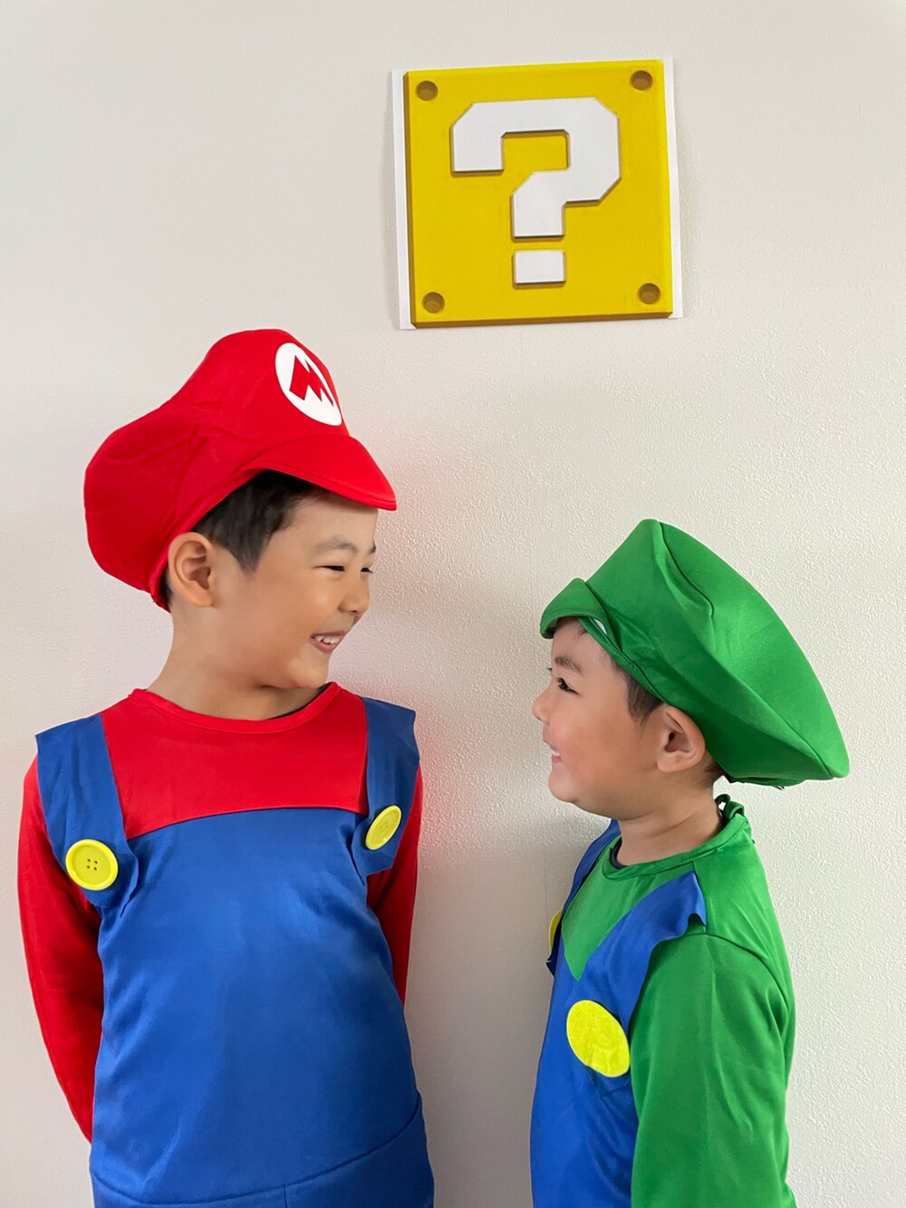 「WEARハロウィン2022、マリオブラザーズ、ハロウィン、兄弟コーディネート、お洒落さんとつながりたい、シンプル、プチプラ」｜「マリオのアイテム（帽子、レッド系）」を使った、EBIHARA    NOZOMIさん（キッズ・110cm）の秋コーディネートの2枚目の写真