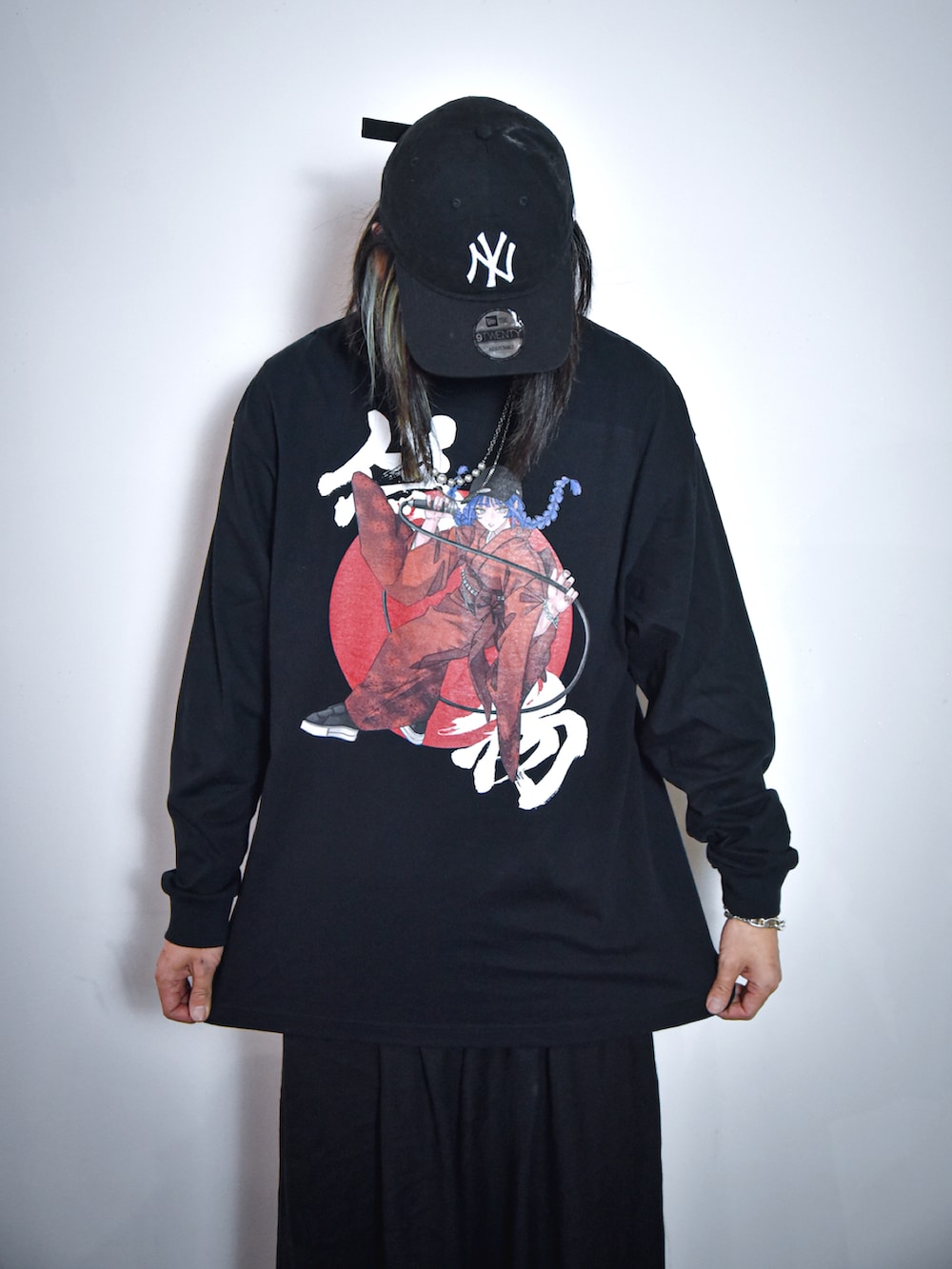 ブラック系のTシャツ/カットソーを着用したメンズの春コーディネートの2枚目の写真