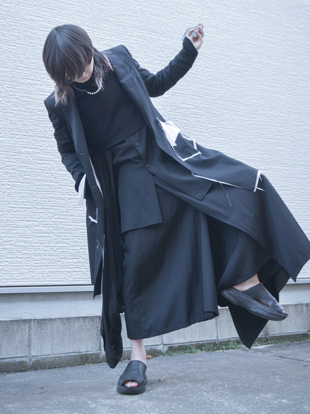 ブラック系のその他アウター、ブラック系のテーラードジャケット、ブラック系のパンツを着用したメンズの冬コーディネートの3枚目の写真