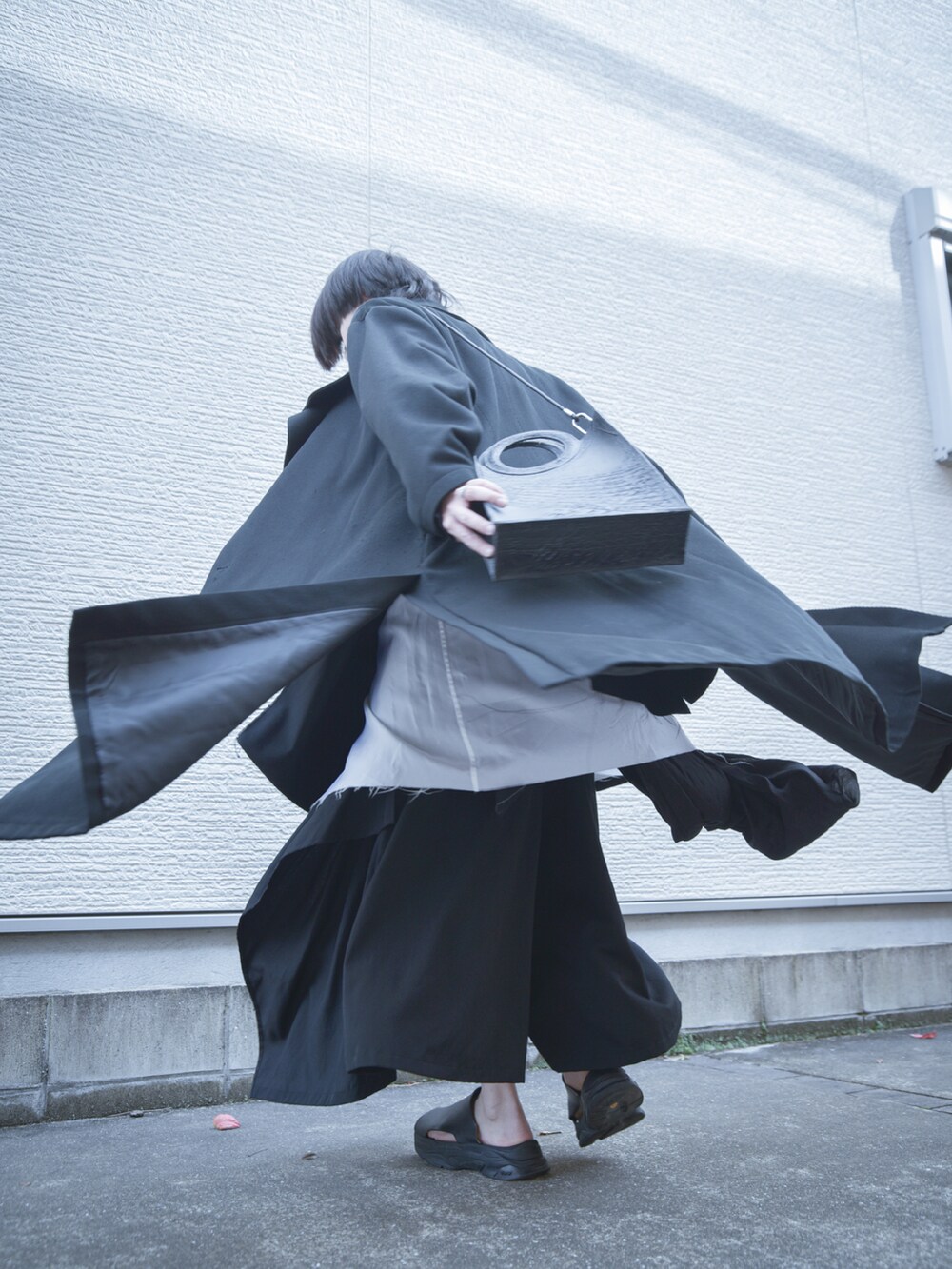 ブラック系のその他アウター、ブラック系のテーラードジャケット、ブラック系のパンツを着用したメンズの冬コーディネートの2枚目の写真