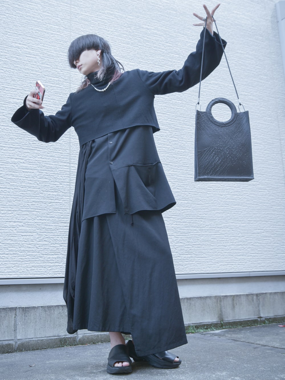 ブラック系のその他アウター、ブラック系のテーラードジャケット、ブラック系のパンツを着用したメンズの冬コーディネートの4枚目の写真