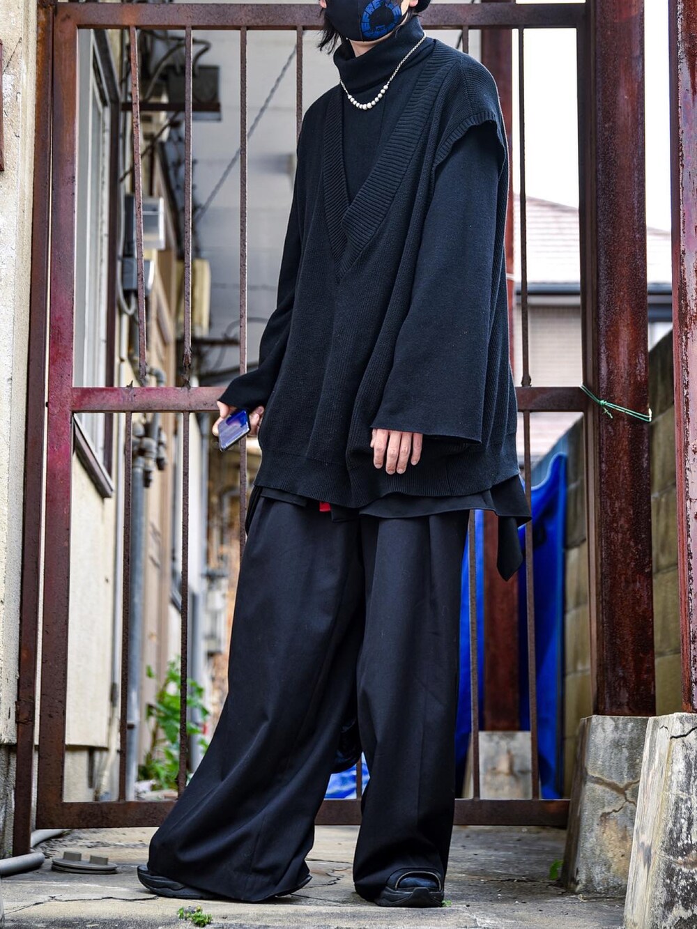 ブラック系のベスト、ブラック系のパンツ、ブラック系のシャツ/ブラウスを着用したメンズの春コーディネートの2枚目の写真