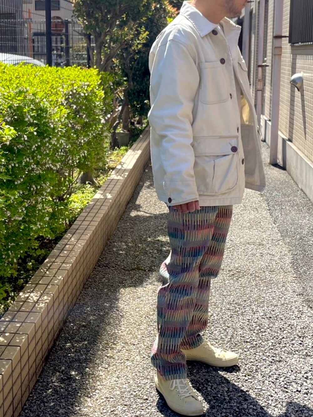 「いまどきジャケット写真、ワークジャケット、古着、春、白ジャケット、柄パンツ、派手柄、古着MIX、おじさん、アラフォー」｜「古着のアイテム（その他アウター、ホワイト系）」を使った、masu＊さん（メンズ・168cm）の春コーディネートの2枚目の写真