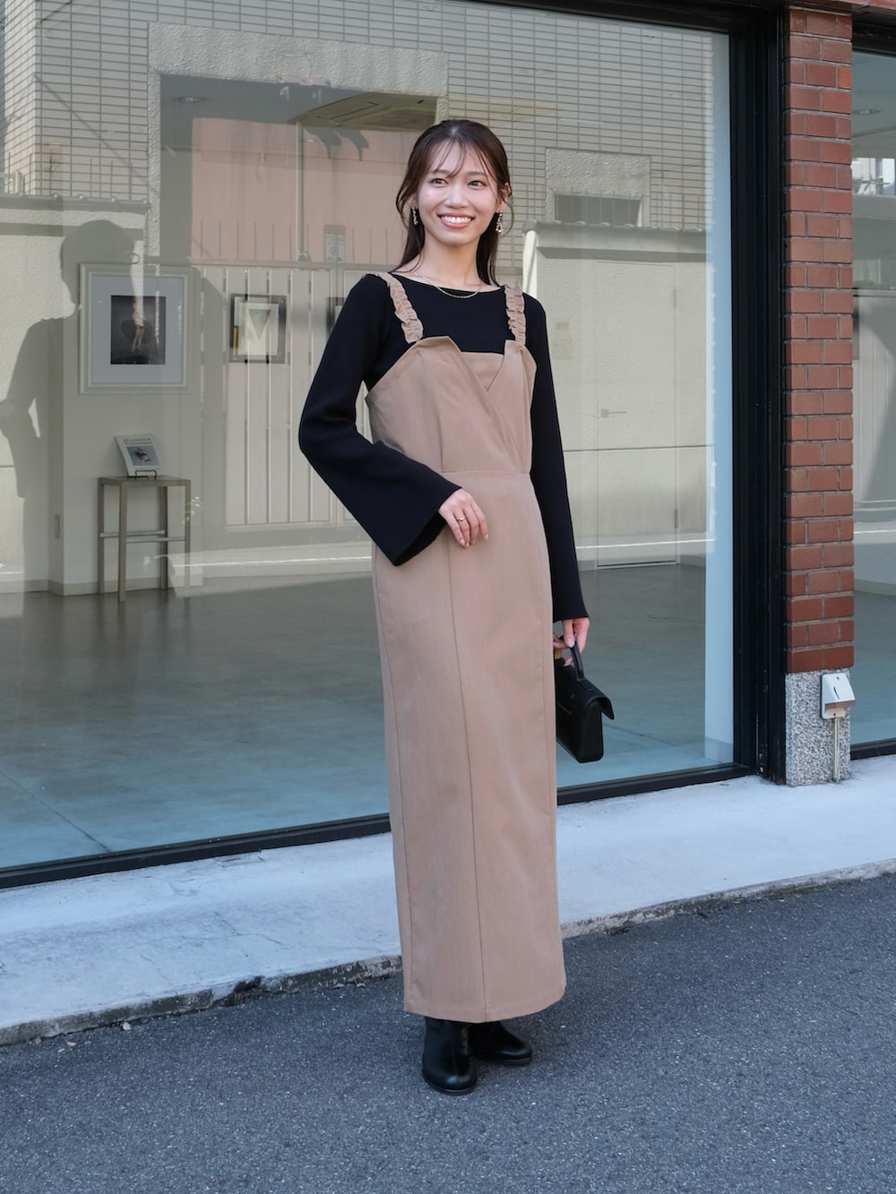 ベージュ系のワンピース、その他のその他を着用したレディースの秋コーディネートの2枚目の写真