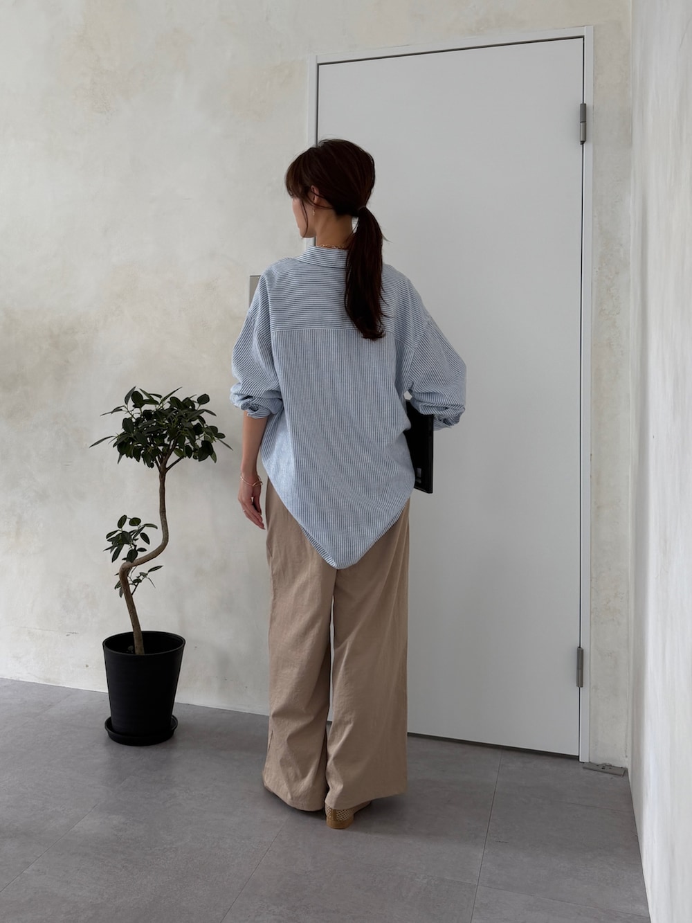 ベージュ系のその他パンツ、ホワイト系のシャツ/ブラウス、ゴールド系のネックレスを着用したレディースの夏コーディネートの3枚目の写真