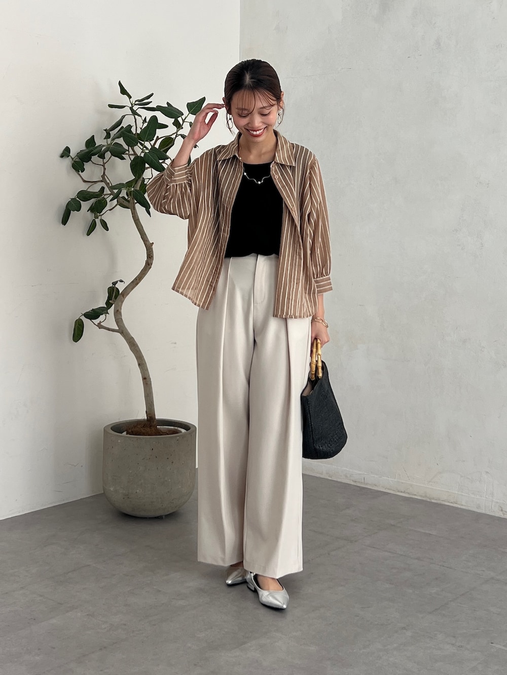 ブラウン系のシャツ/ブラウス、ブラック系のニット/セーター、ベージュ系のその他パンツを着用したレディースの夏コーディネートの4枚目の写真