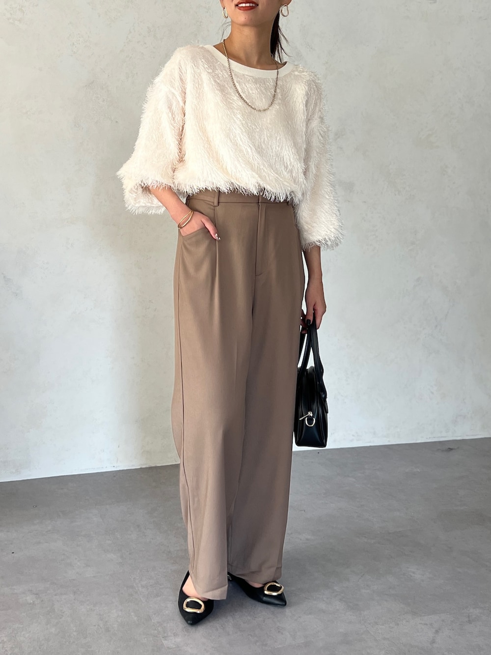 ホワイト系のTシャツ/カットソー、ベージュ系のその他パンツ、ブラック系のトートバッグを着用したレディースの夏コーディネートの2枚目の写真