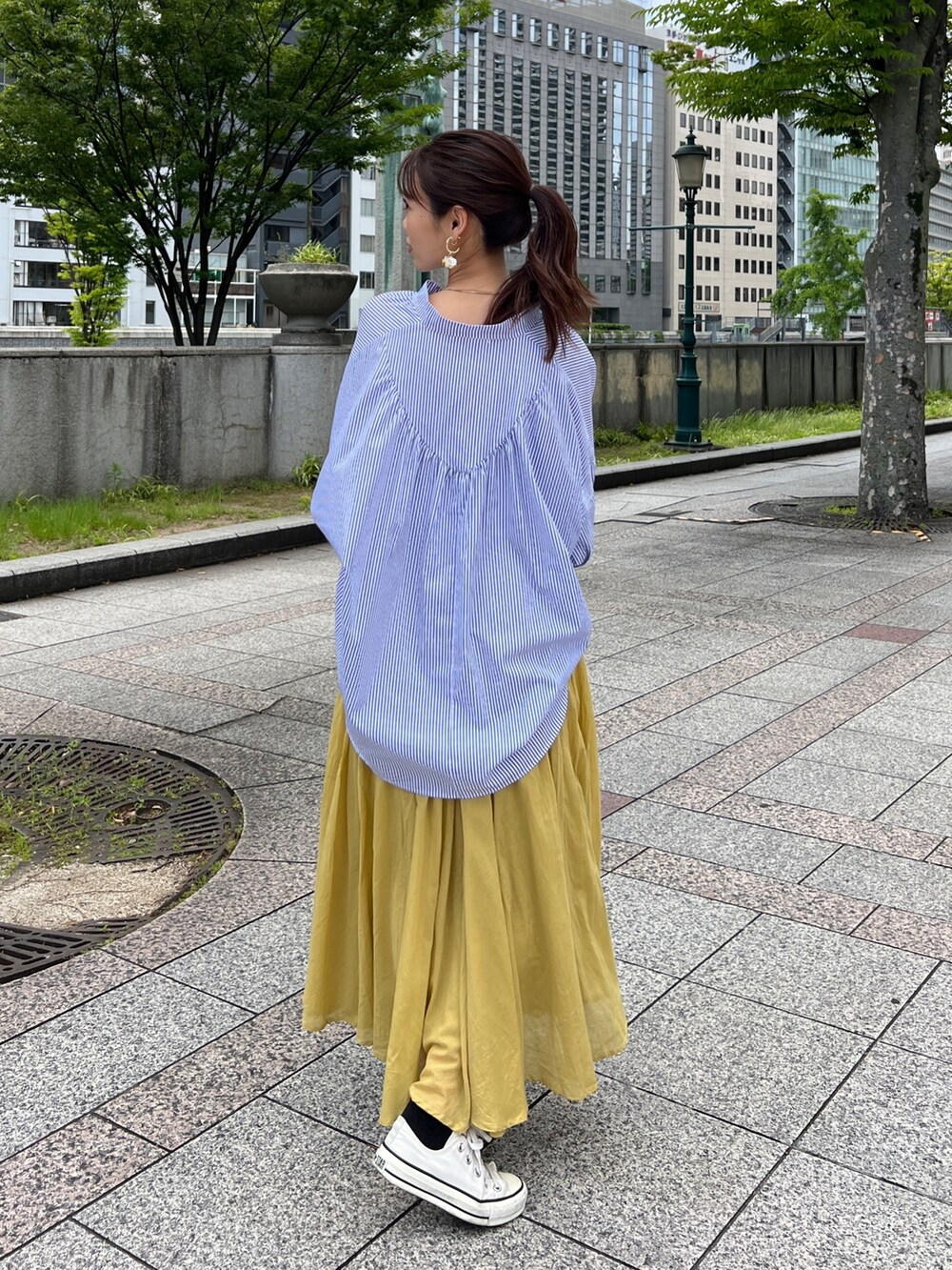 ホワイト系のシャツ/ブラウス、イエロー系のスカート、その他のその他を着用したレディースの春コーディネートの3枚目の写真