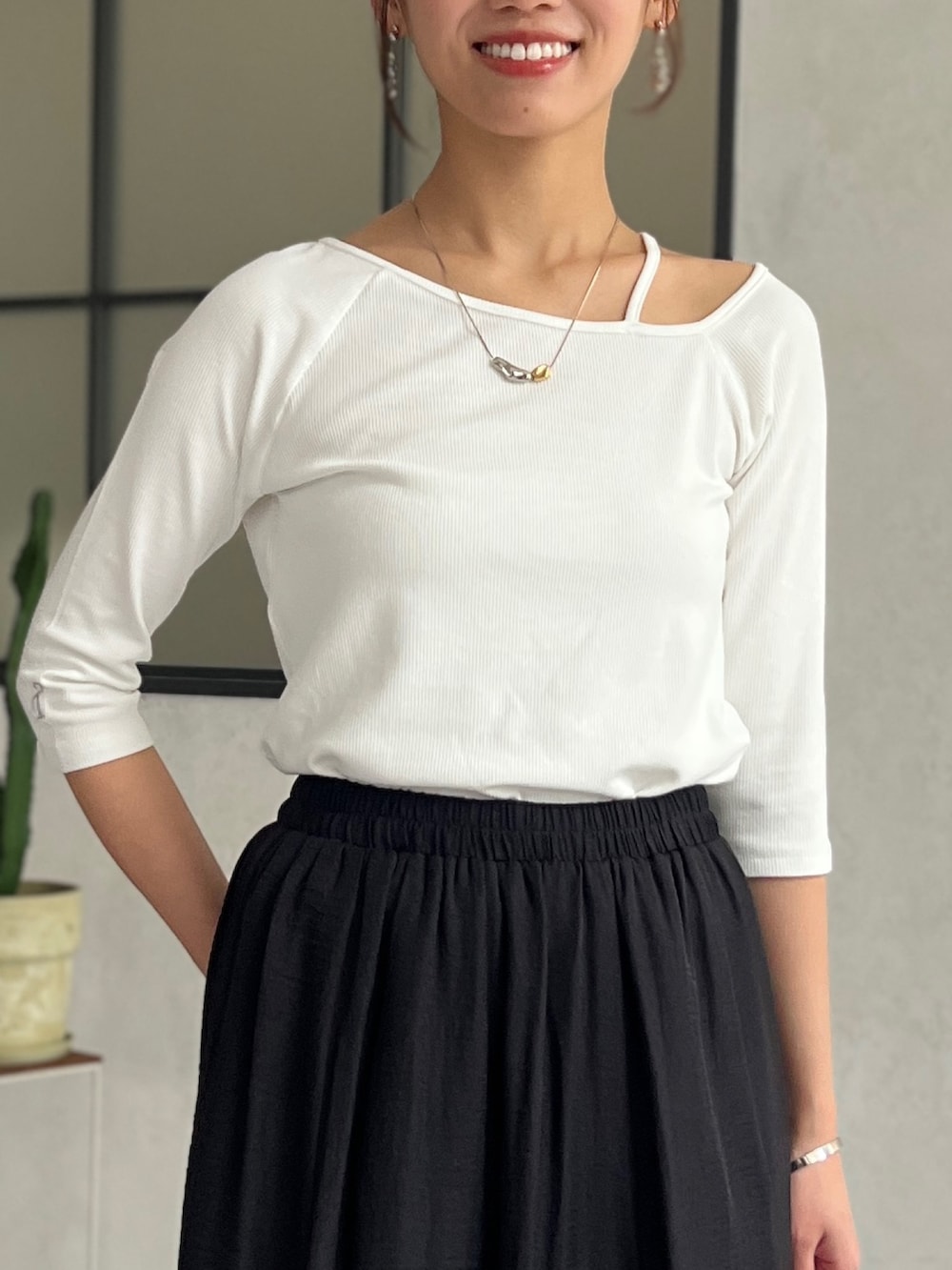 ホワイト系のTシャツ/カットソー、ブラック系のその他パンツ、シルバー系のトートバッグを着用したレディースの春コーディネートの4枚目の写真