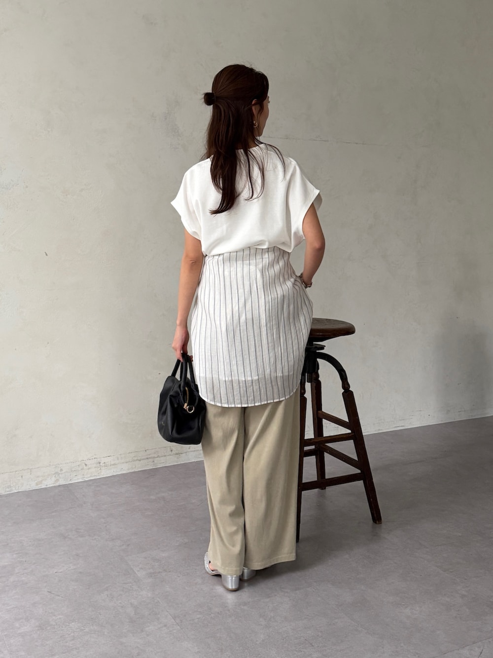 ホワイト系のTシャツ/カットソー、ホワイト系のシャツ/ブラウス、ベージュ系のその他パンツを着用したレディースの夏コーディネートの3枚目の写真