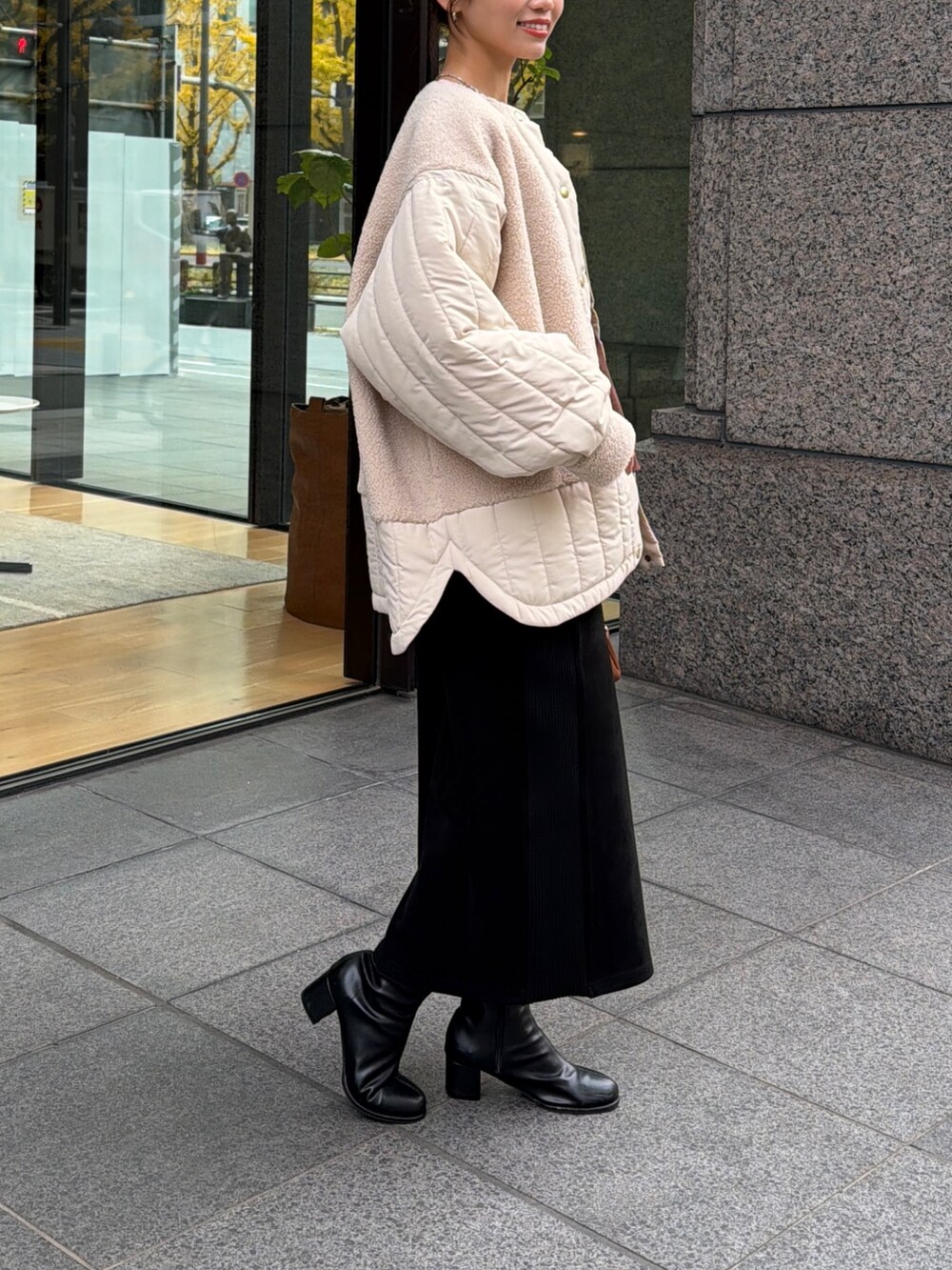 ホワイト系のニット/セーター、ホワイト系のその他アウター、ブラウン系のつなぎ/オールインワンを着用したレディースの冬コーディネートの4枚目の写真