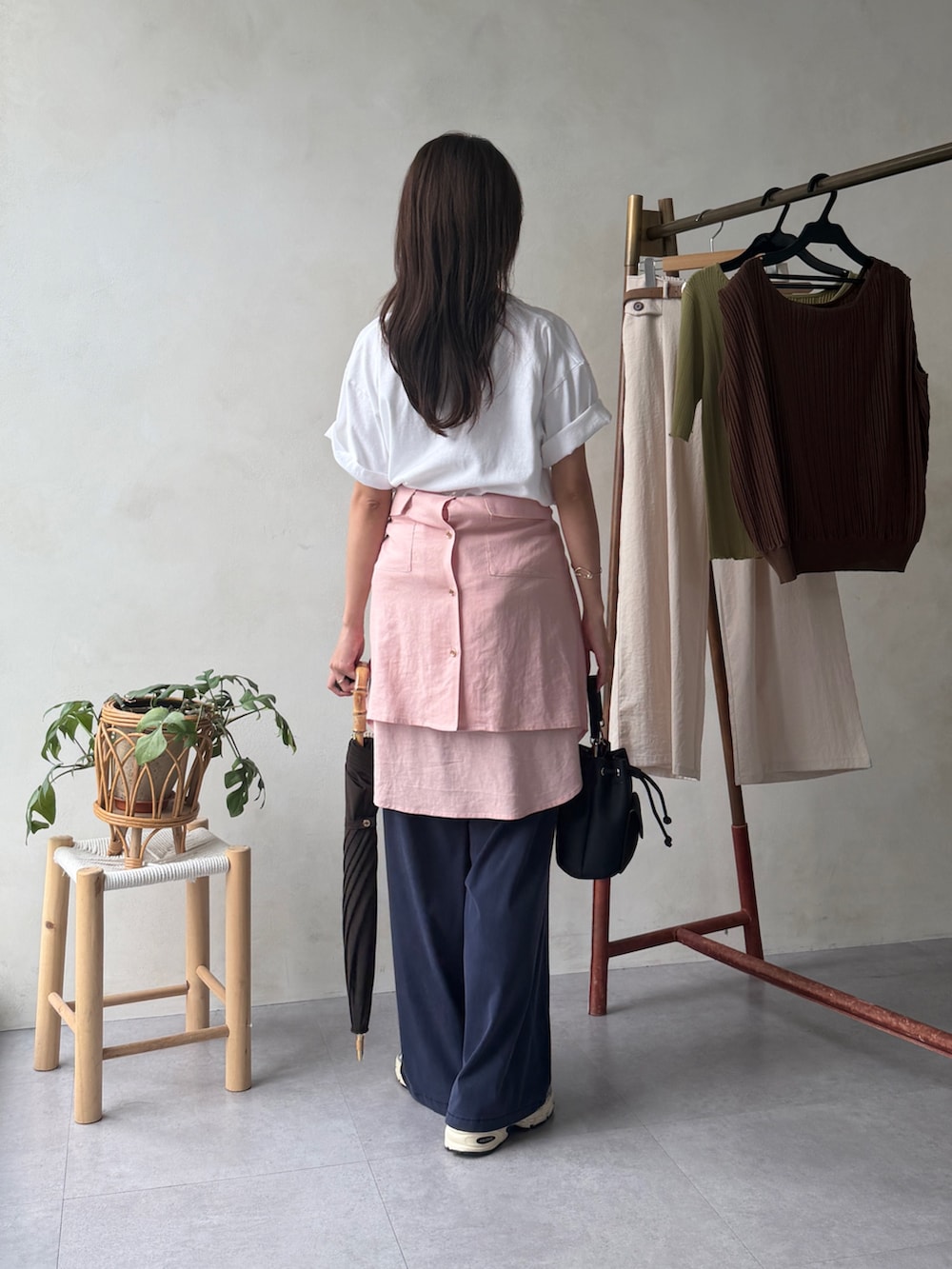 ブルー系のその他パンツ、ブラック系のトートバッグ、ホワイト系のTシャツ/カットソーを着用したレディースの夏コーディネートの3枚目の写真