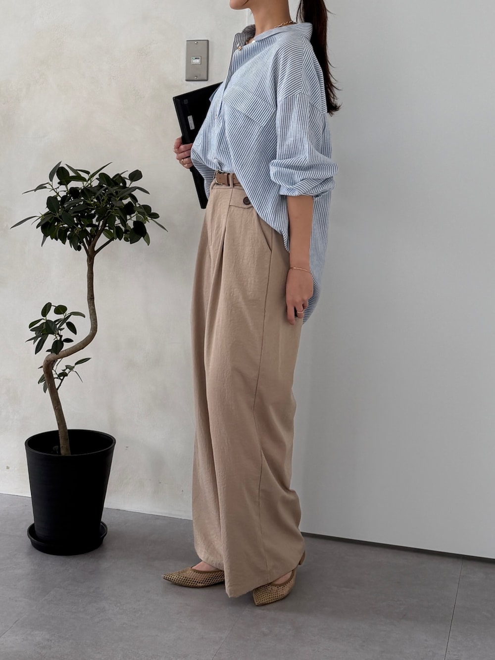 ベージュ系のその他パンツ、ホワイト系のシャツ/ブラウス、ゴールド系のネックレスを着用したレディースの夏コーディネートの4枚目の写真