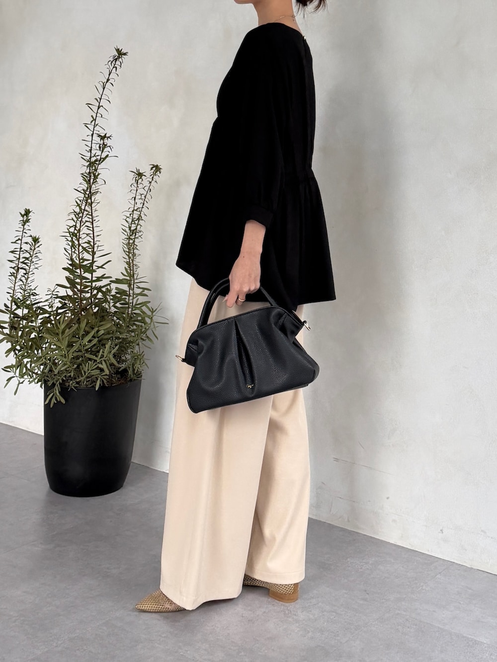 ブラック系のシャツ/ブラウス、ベージュ系のその他パンツ、その他のその他を着用したレディースの春コーディネートの4枚目の写真