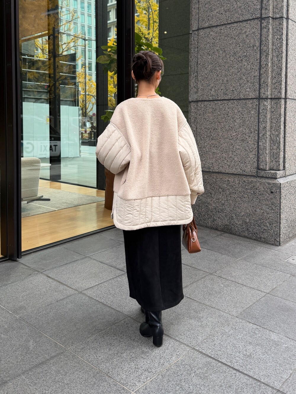 ホワイト系のニット/セーター、ホワイト系のその他アウター、ブラウン系のつなぎ/オールインワンを着用したレディースの冬コーディネートの3枚目の写真