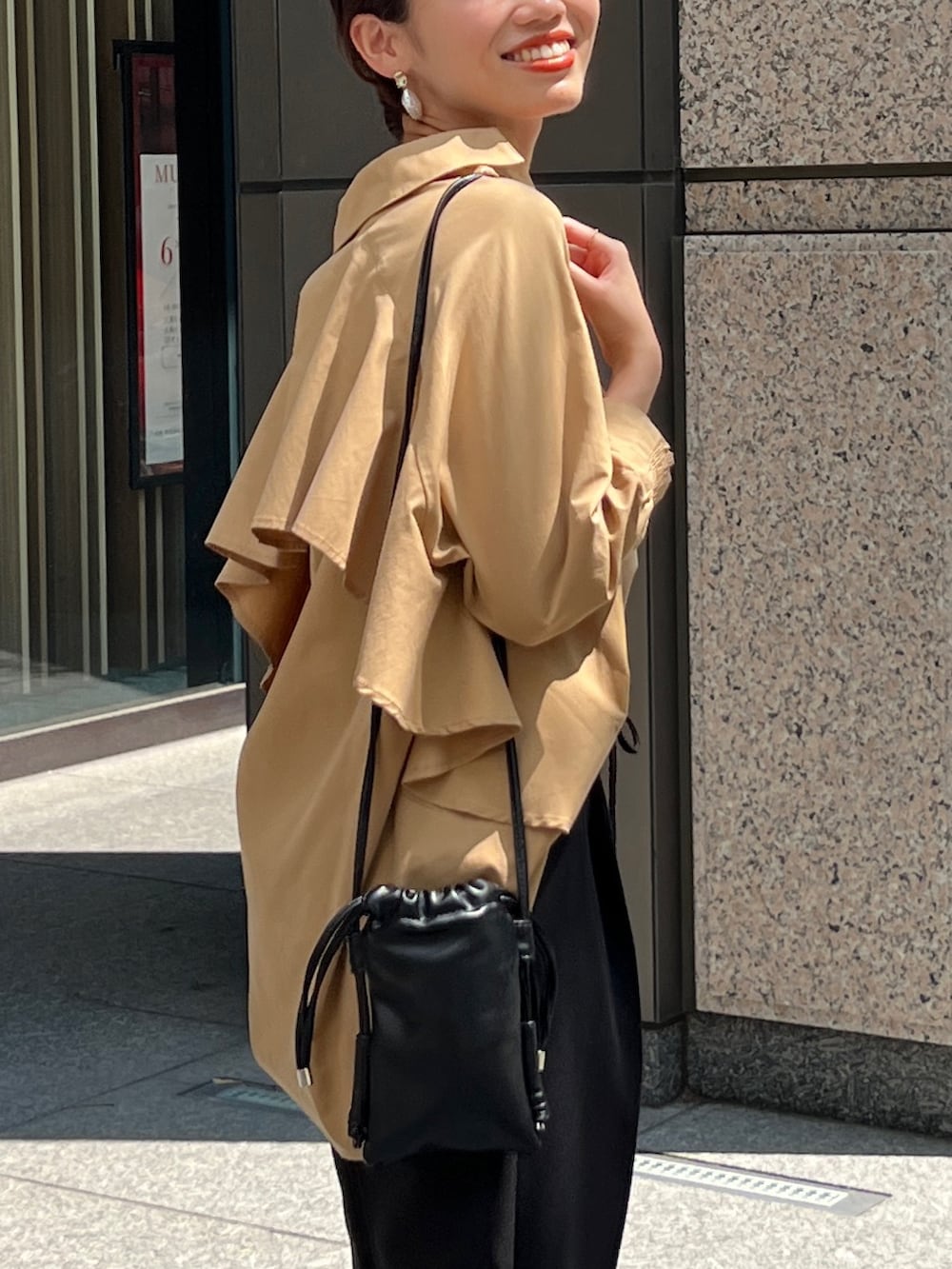 イエロー系のシャツ/ブラウス、ブラック系のその他パンツ、ブラック系のパンプスを着用したレディースの秋コーディネートの3枚目の写真