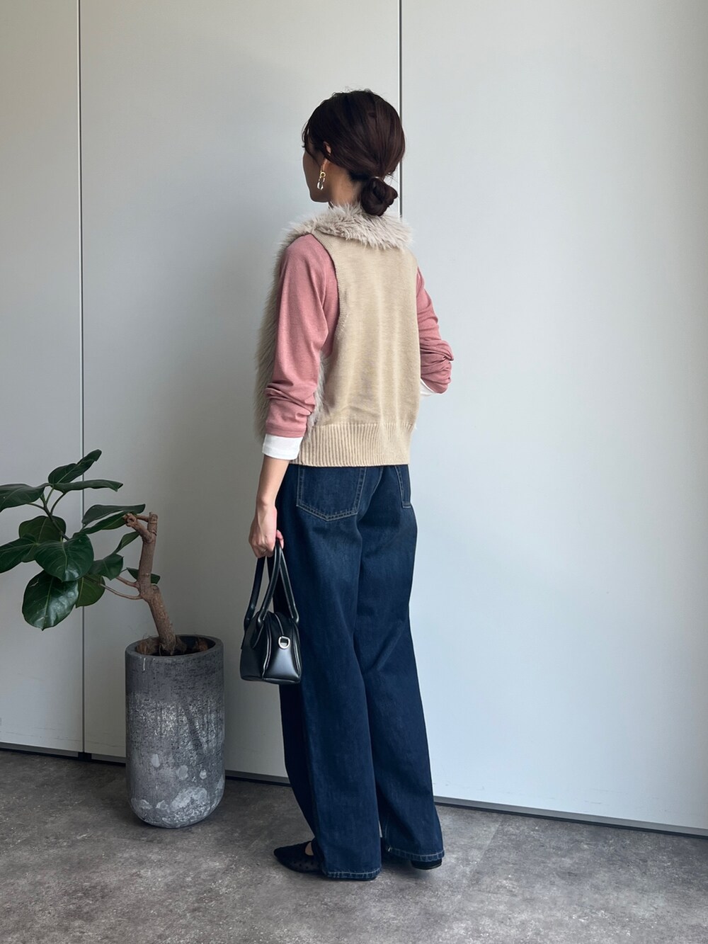 ベージュ系のベスト、ピンク系のTシャツ/カットソー、ブルー系のデニムパンツを着用したレディースの夏コーディネートの3枚目の写真