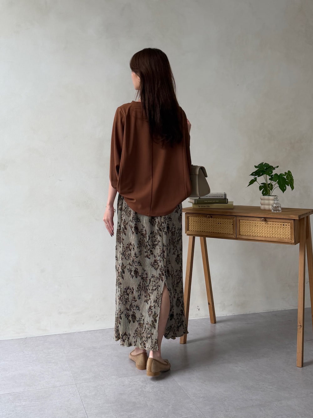 グリーン系のトートバッグ、ブラウン系のTシャツ/カットソー、ゴールド系のネックレスを着用したレディースの夏コーディネートの3枚目の写真