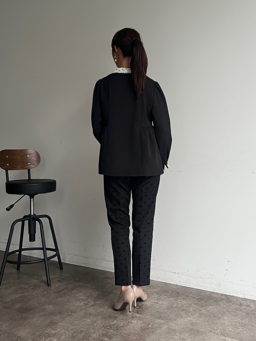 ブラック系のシャツ/ブラウス、ブラック系のその他パンツ、その他のその他を着用したレディースの秋コーディネートの3枚目の写真