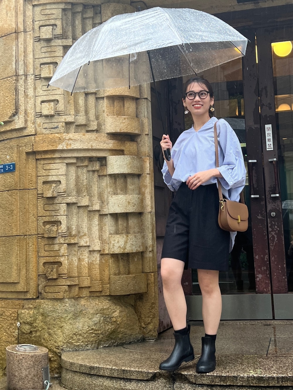 ホワイト系のシャツ/ブラウス、ブラック系のその他パンツ、その他のその他を着用したレディースの夏コーディネートの2枚目の写真