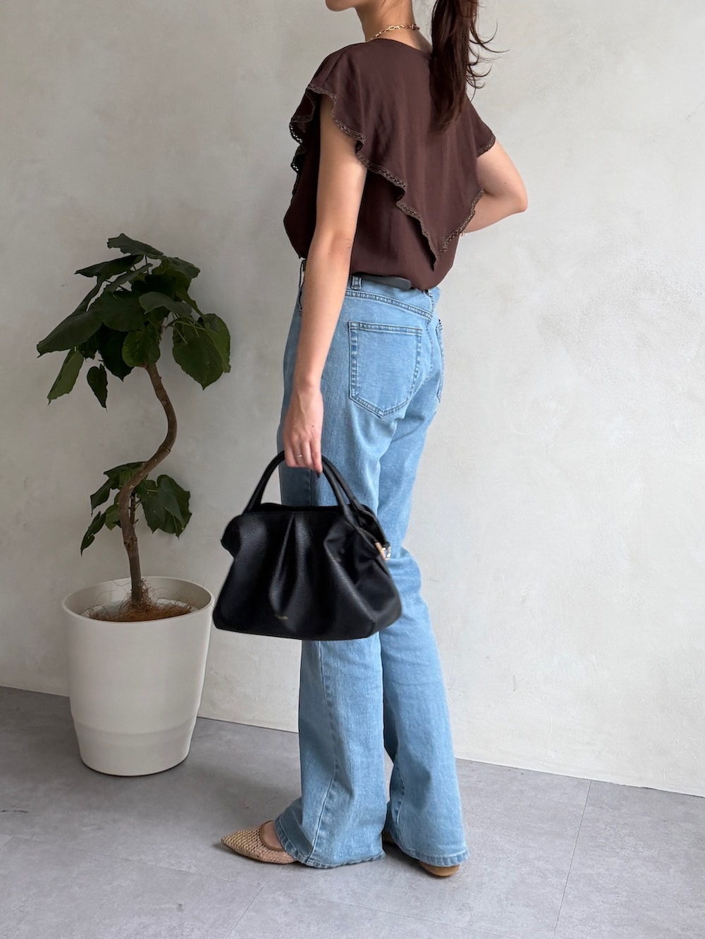 ブラウン系のシャツ/ブラウス、ブルー系のデニムパンツ、ゴールド系のネックレスを着用したレディースの夏コーディネートの2枚目の写真