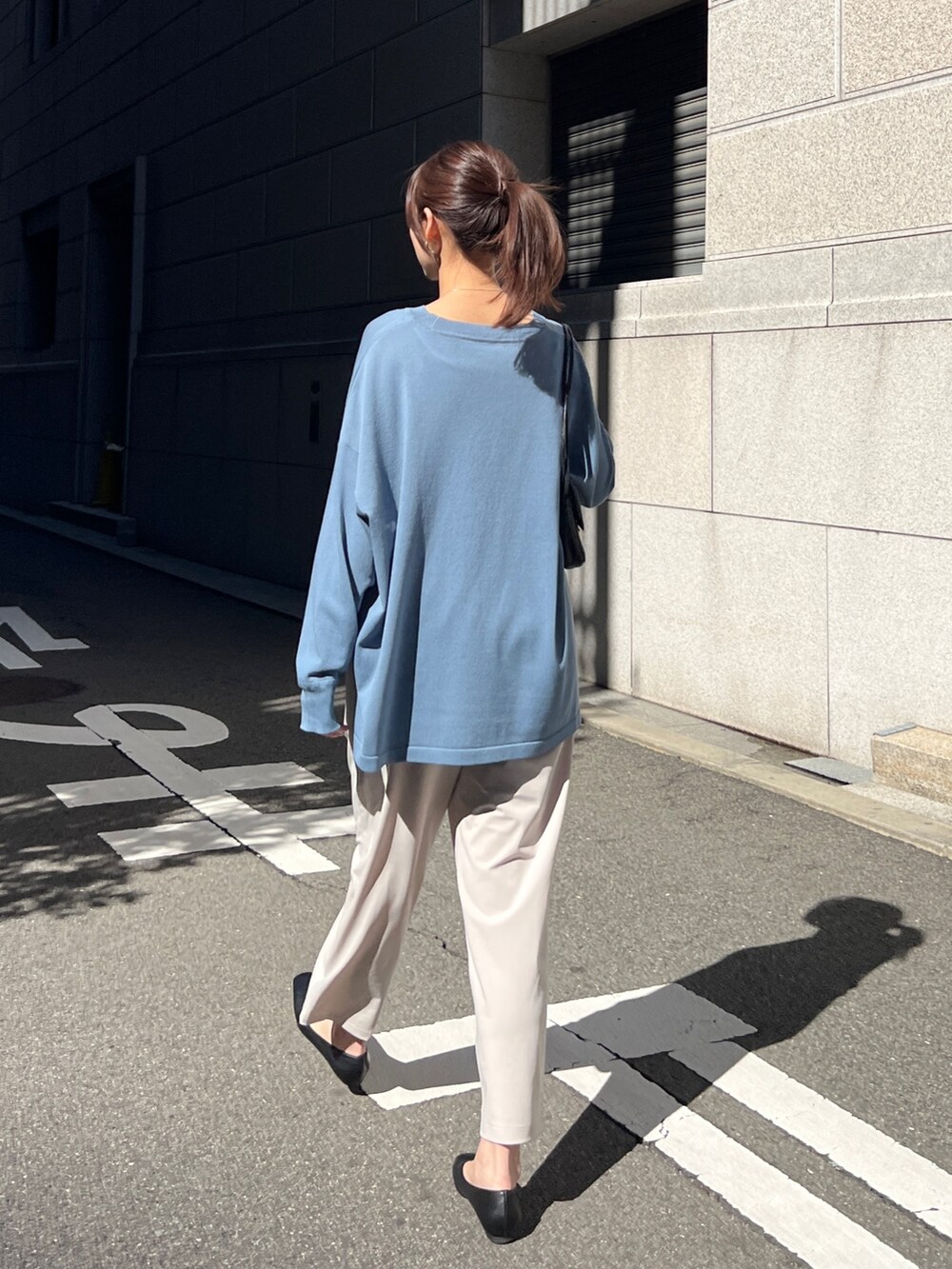 ブルー系のニット/セーター、その他のその他を着用したレディースの春コーディネートの2枚目の写真
