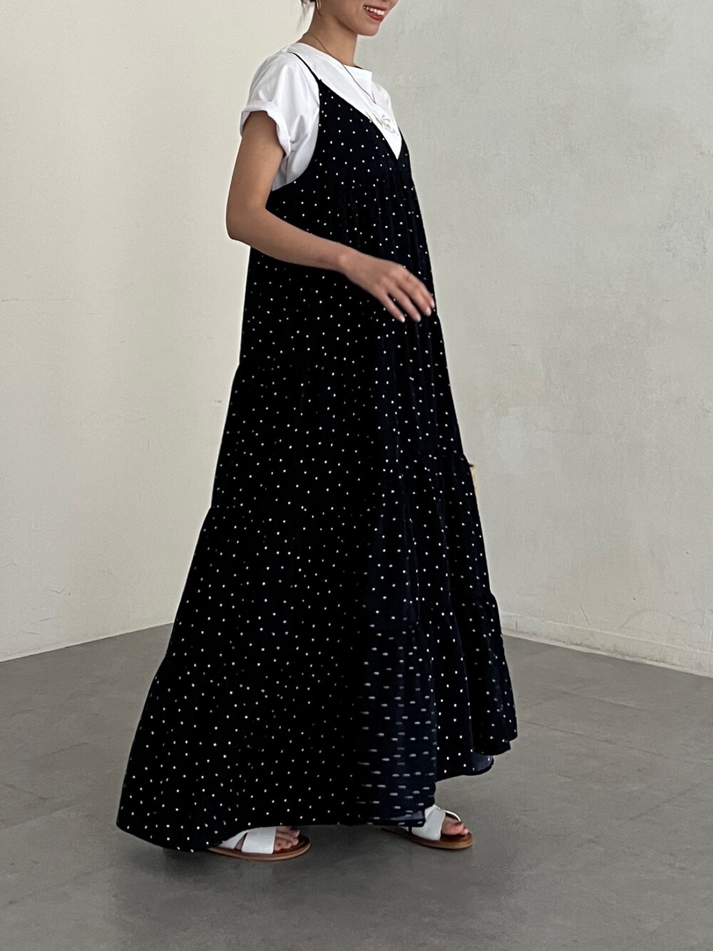 ブルー系のワンピース、ベージュ系のトートバッグ、ホワイト系のTシャツ/カットソーを着用したレディースの夏コーディネートの4枚目の写真