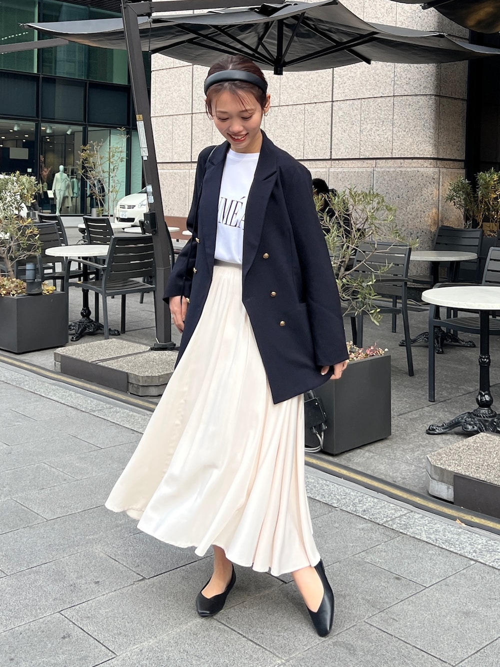 ブルー系のテーラードジャケット、ホワイト系のTシャツ/カットソー、ホワイト系のスカートを着用したレディースの春コーディネートの2枚目の写真