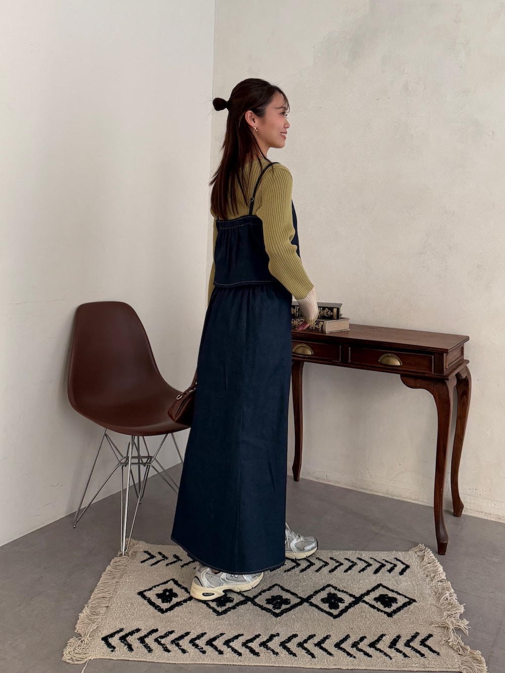 ブルー系のつなぎ/オールインワン、グリーン系のニット/セーター、その他のその他を着用したレディースの春コーディネートの4枚目の写真