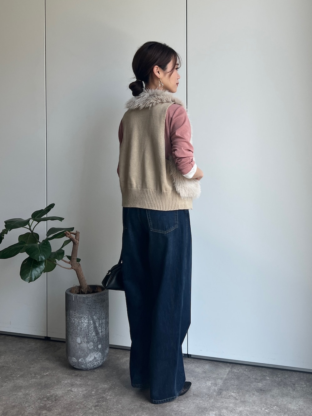 ベージュ系のベスト、ピンク系のTシャツ/カットソー、ブルー系のデニムパンツを着用したレディースの夏コーディネートの4枚目の写真