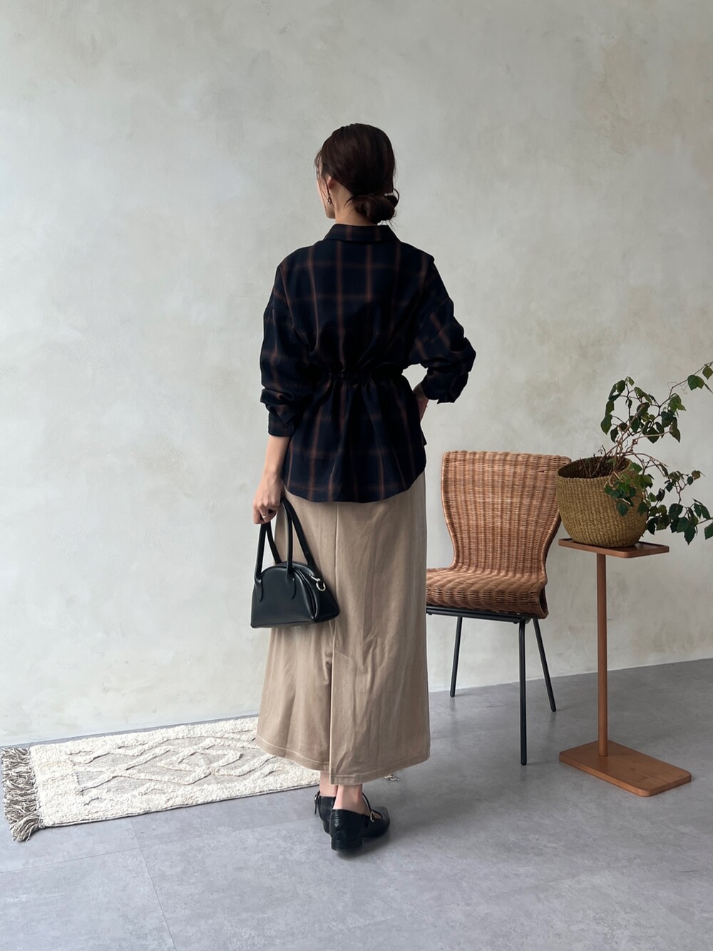 ブルー系のシャツ/ブラウス、ベージュ系のスカート、その他のその他を着用したレディースの秋コーディネートの3枚目の写真