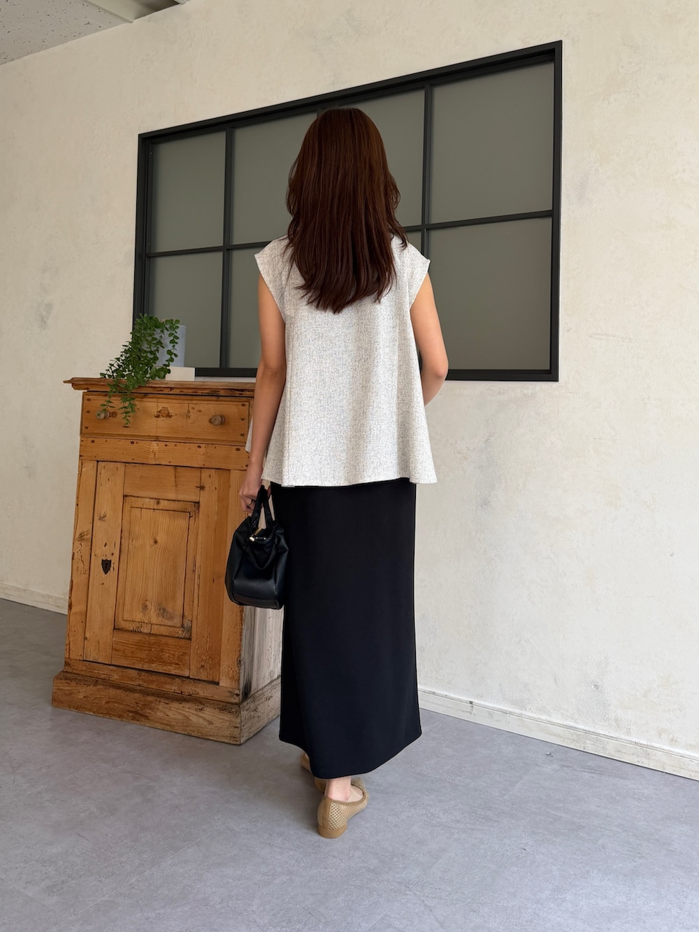 ホワイト系のワンピース、ブラック系のボストンバッグ、その他のその他を着用したレディースの春コーディネートの4枚目の写真