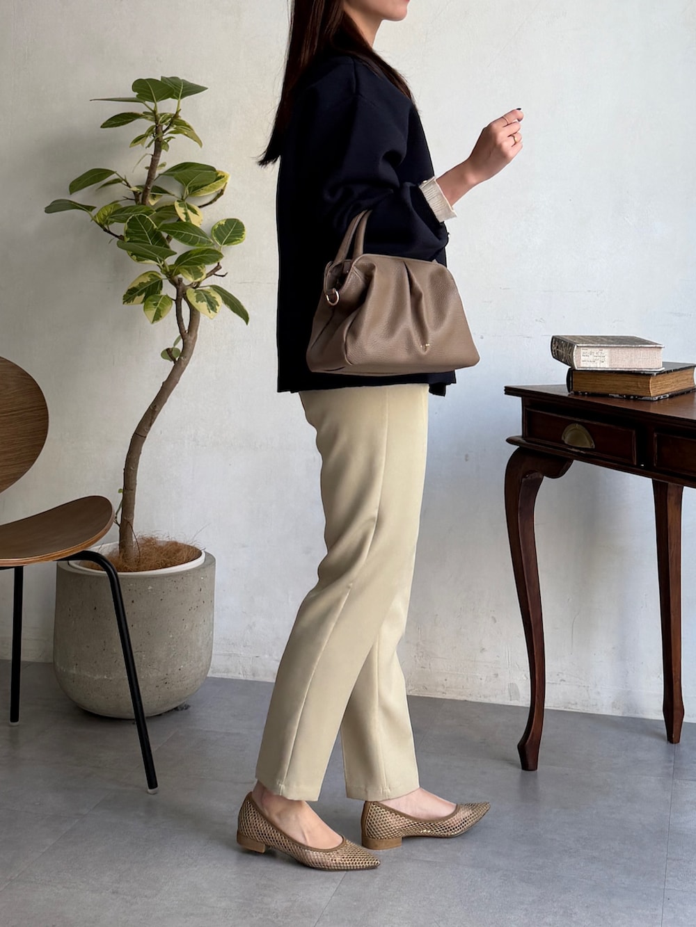 ブルー系のカーディガン/ボレロ、ホワイト系のニット/セーター、ベージュ系のその他パンツを着用したレディースの春コーディネートの3枚目の写真