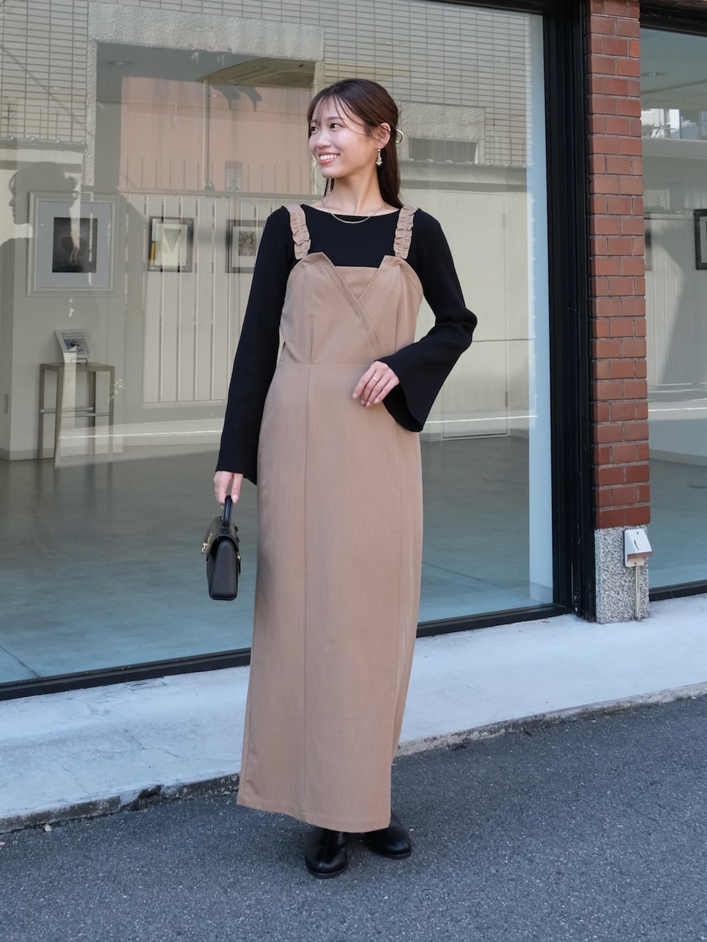 ベージュ系のワンピース、その他のその他を着用したレディースの秋コーディネートの3枚目の写真