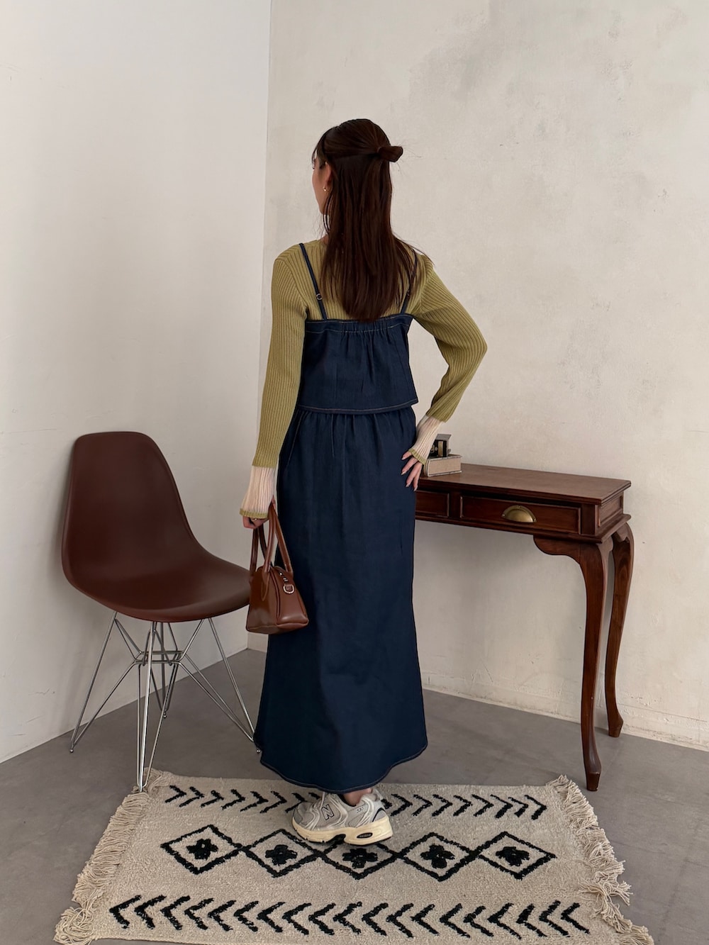 ブルー系のつなぎ/オールインワン、グリーン系のニット/セーター、その他のその他を着用したレディースの春コーディネートの3枚目の写真