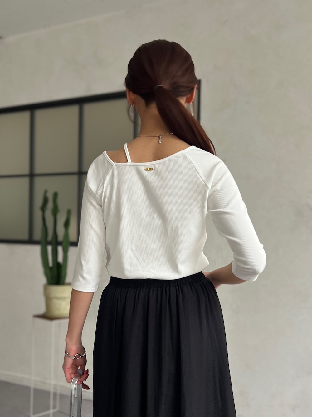 ホワイト系のTシャツ/カットソー、ブラック系のその他パンツ、シルバー系のトートバッグを着用したレディースの春コーディネートの5枚目の写真