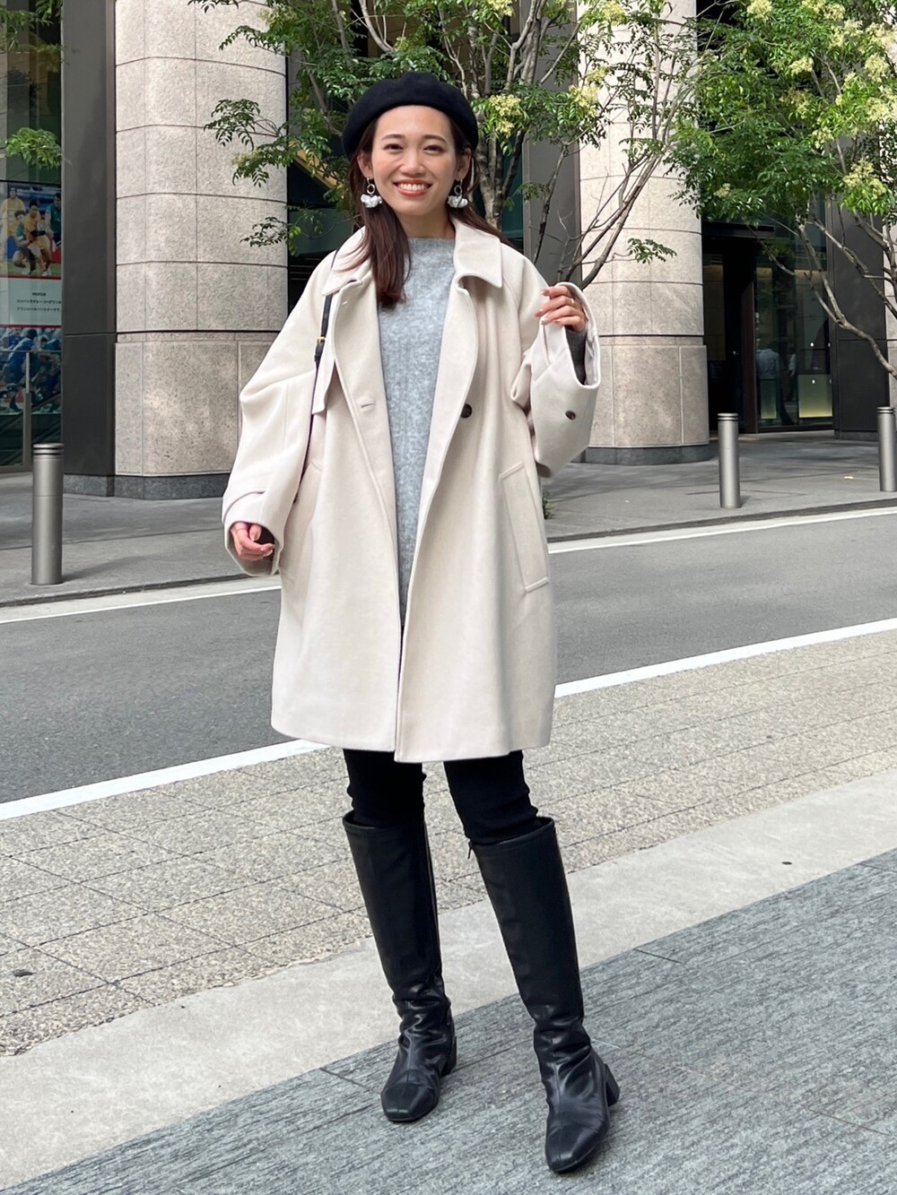 グレー系のニット/セーター、ホワイト系のその他アウター、ブラック系のその他パンツを着用したレディースの秋コーディネートの2枚目の写真