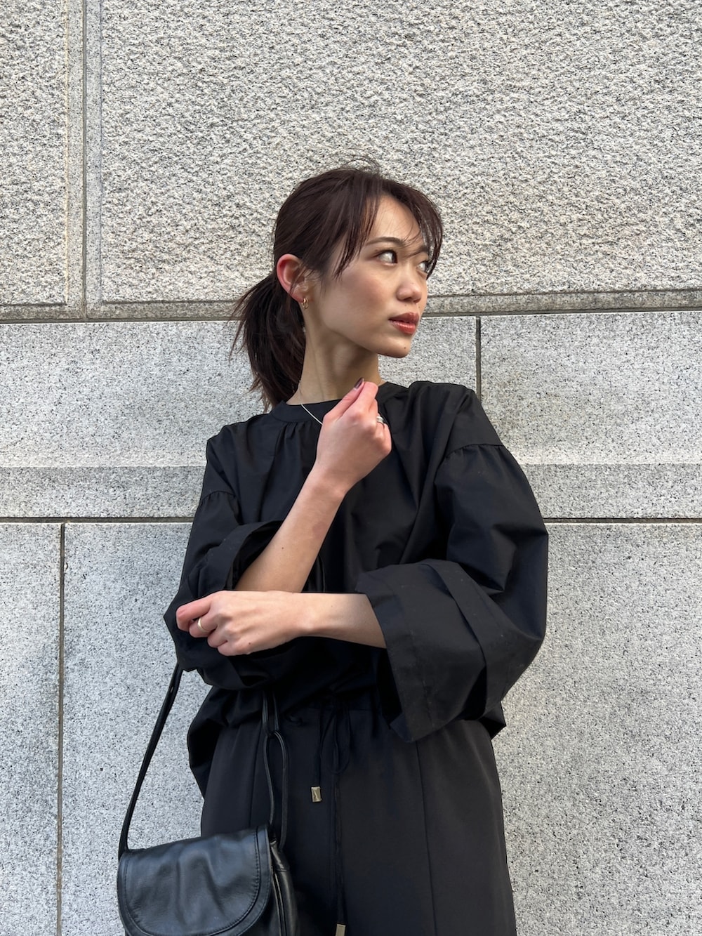 ブラック系のシャツ/ブラウス、ブラック系のその他パンツ、その他のその他を着用したレディースの冬コーディネートの3枚目の写真