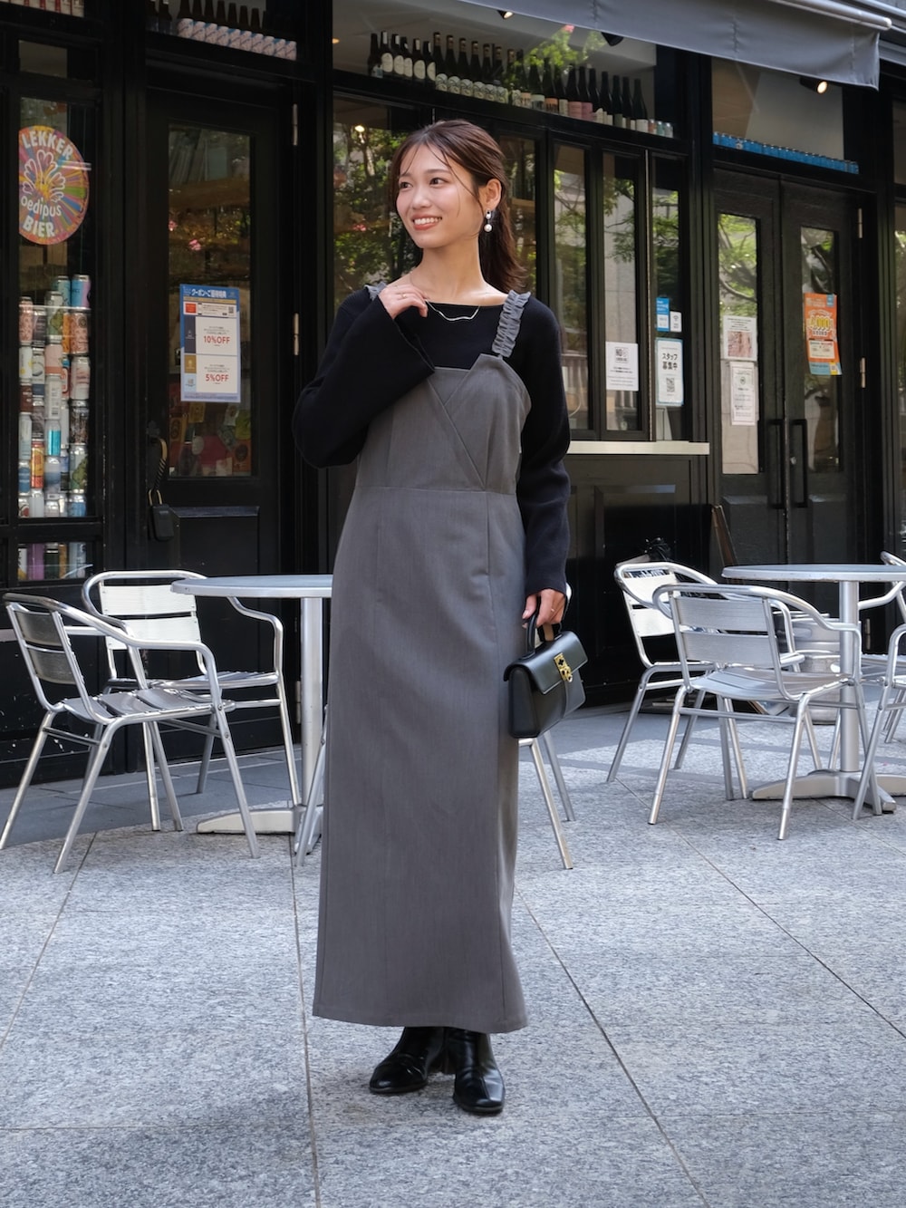 グレー系のワンピース、その他のその他を着用したレディースの秋コーディネートの2枚目の写真