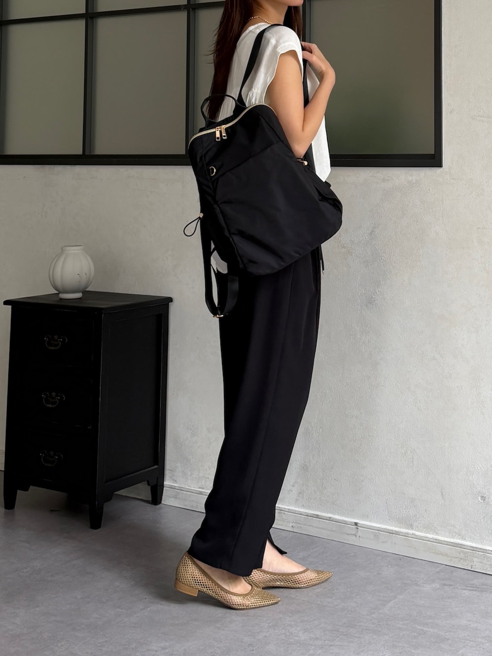 ホワイト系のシャツ/ブラウス、ブラック系のその他パンツ、ブラック系のバックパック/リュックを着用したレディースの夏コーディネートの4枚目の写真