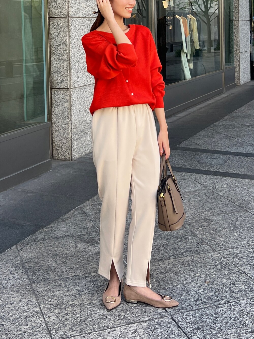 ブラウン系のブルゾン、オレンジ系のカーディガン/ボレロ、ホワイト系のその他パンツを着用したレディースの秋コーディネートの3枚目の写真