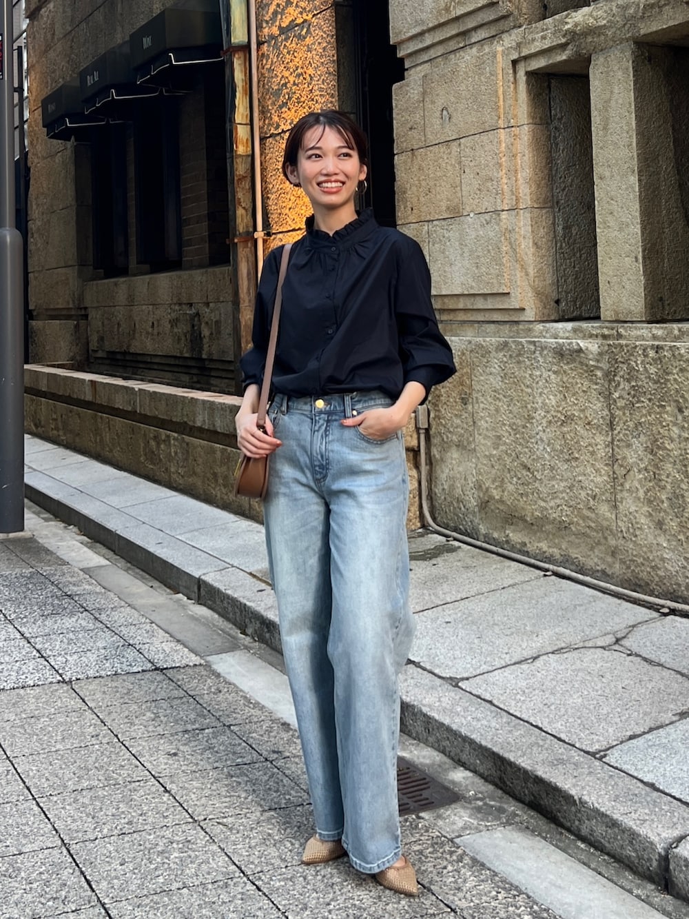 ブルー系のシャツ/ブラウス、ブルー系のデニムパンツ、その他のその他を着用したレディースの夏コーディネートの2枚目の写真